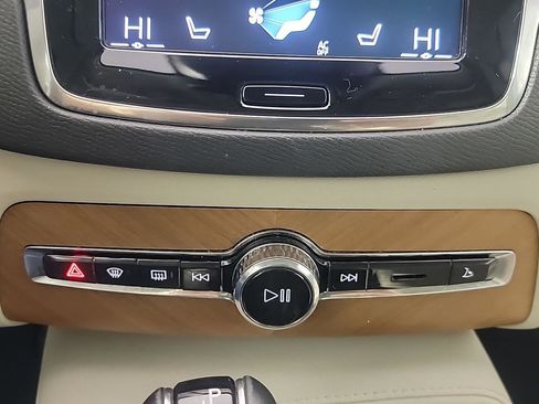 Used 2021 Volvo XC90 T6 Momentum w/ Climate Package image 33