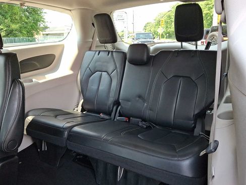 Certified 2023 Chrysler Pacifica Touring-L FWD image 10