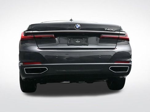 Used 2022 BMW 740i w/ Premium Package image 32