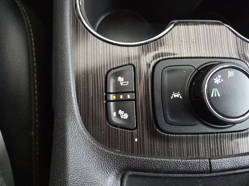 Used 2023 GMC Acadia SLT image 9