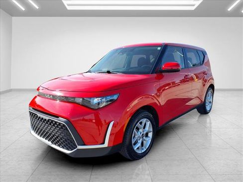 Used 2025 Kia Soul LX w/ LX Technology Package FWD image 4