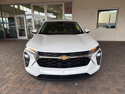 Used 2025 Chevrolet Trax LS w/ LS Convenience Package image 8