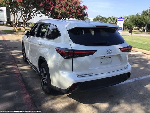 Used 2021 Toyota Highlander XLE FWD image 3