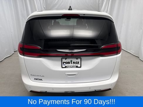 Used 2024 Chrysler Pacifica Touring-L FWD image 3