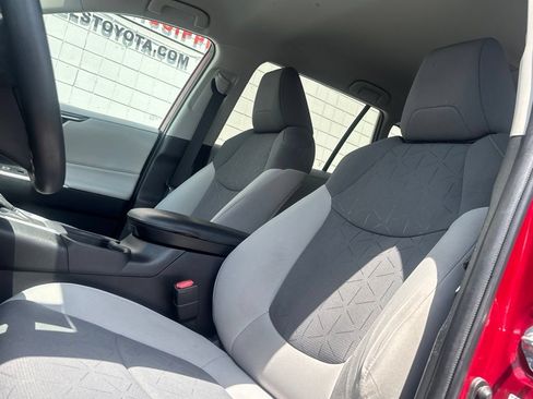 Used 2021 Toyota RAV4 XLE FWD image 10