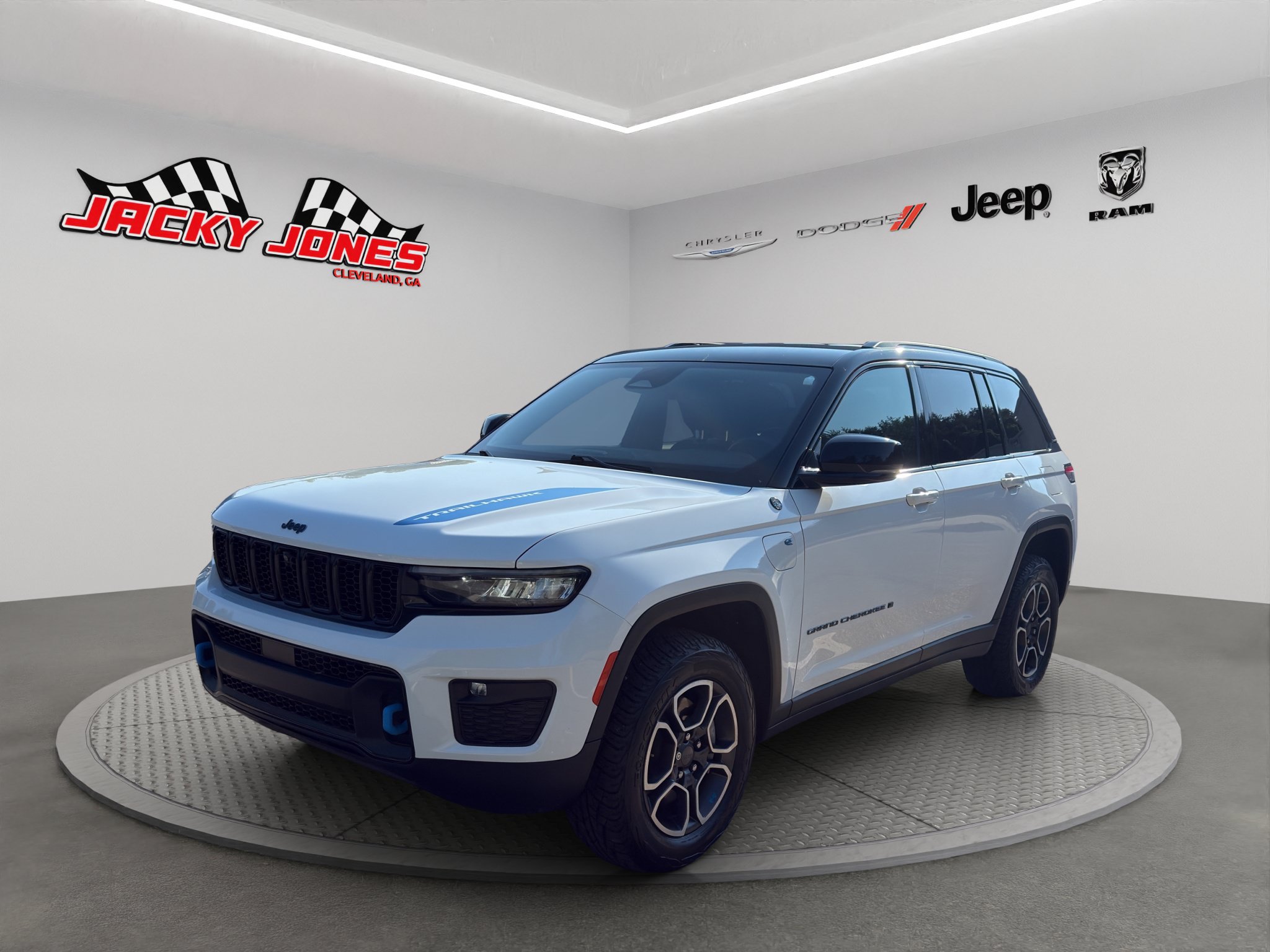 Used 2022 Jeep Grand Cherokee Trailhawk w/ Luxury Tech Group III AWD/4WD image 2