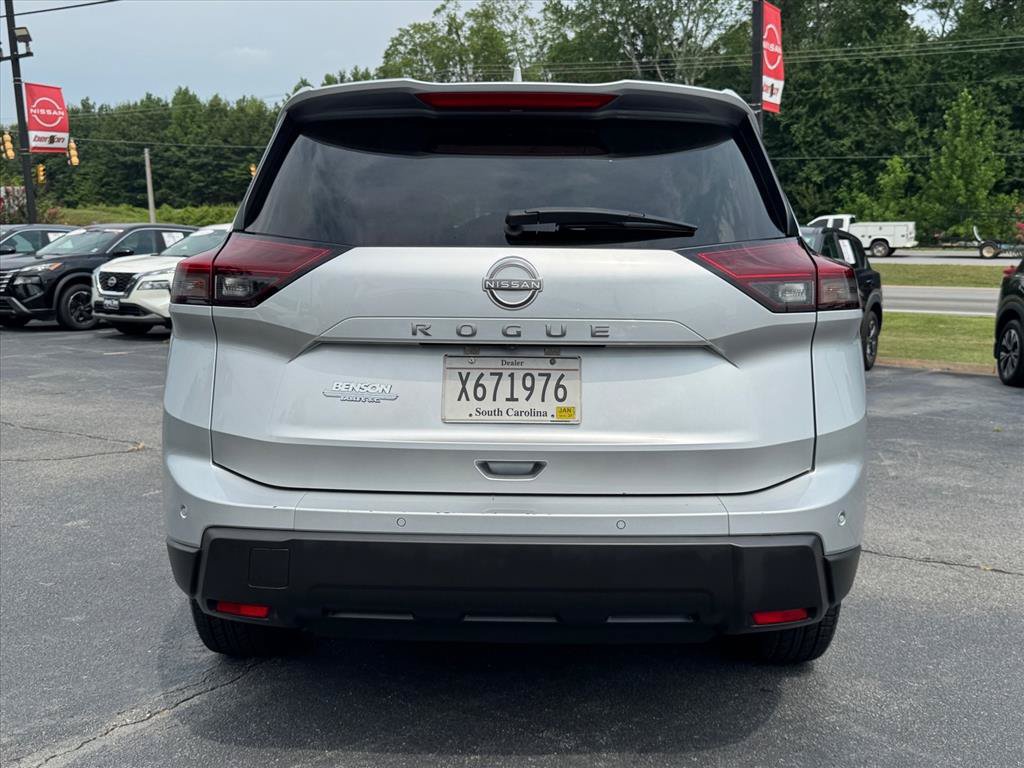 Certified 2025 Nissan Rogue SV FWD image 3