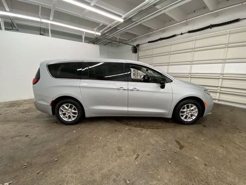 Used 2024 Chrysler Pacifica Touring-L image 7
