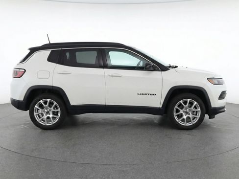Used 2025 Jeep Compass Limited image 11