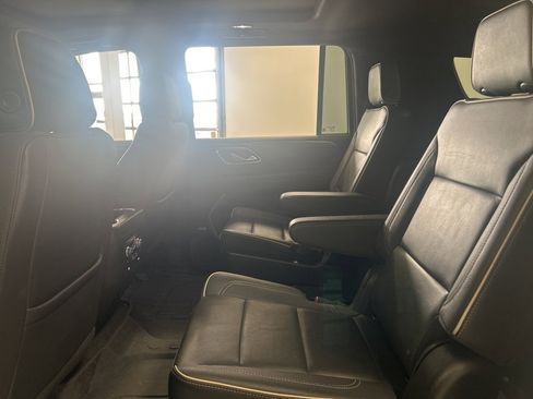 Used 2023 GMC Yukon XL SLT w/ SLT Luxury Package image 11