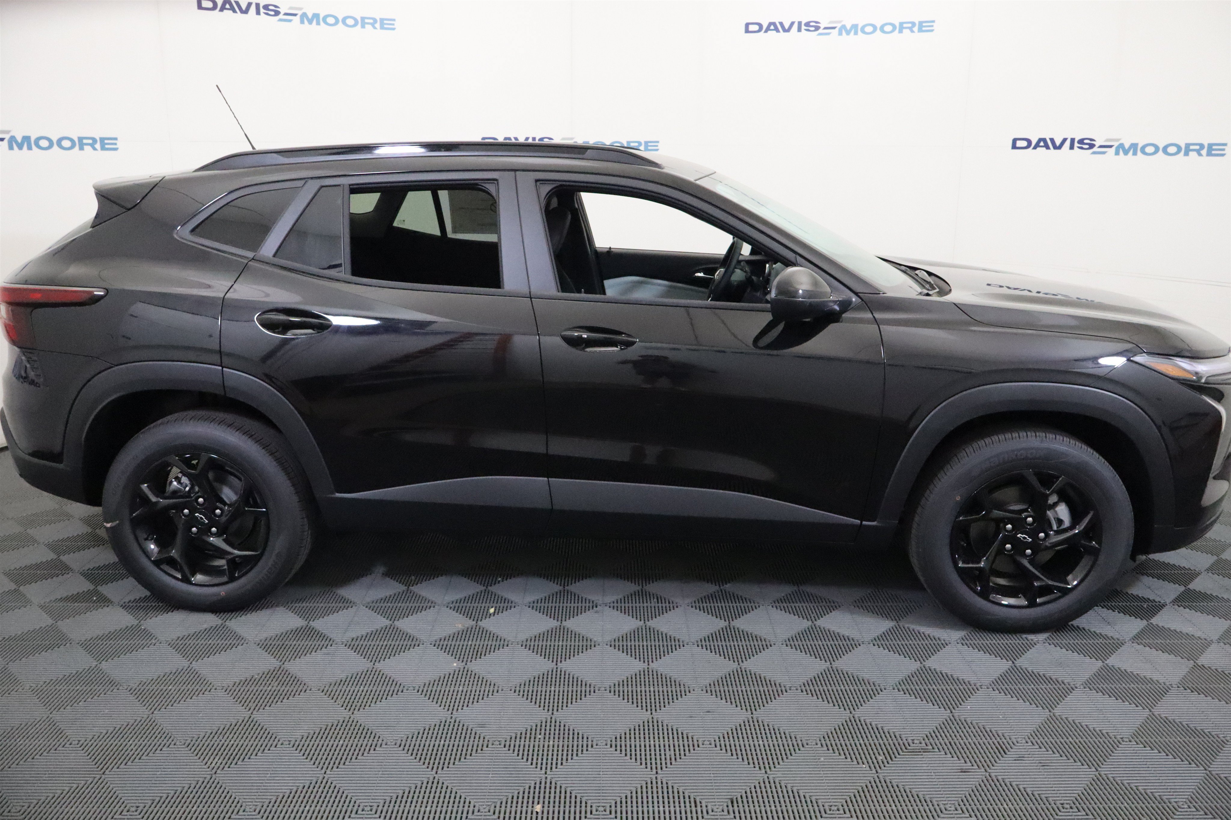 New 2026 Chevrolet Trax LT w/ Midnight Edition FWD image 5