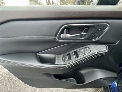 Used 2023 Nissan Rogue Platinum image 18