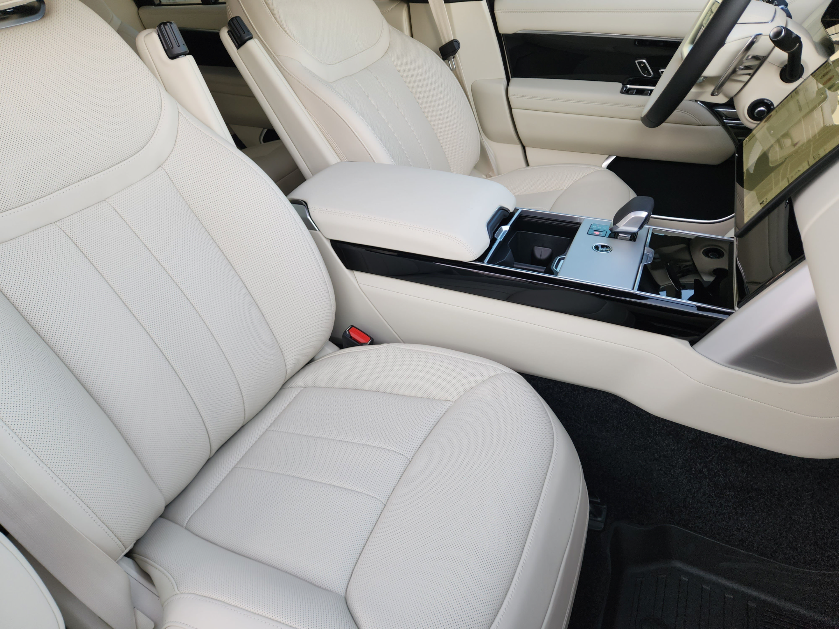 New 2026 Land Rover Range Rover Long Wheelbase SE AWD/4WD image 9