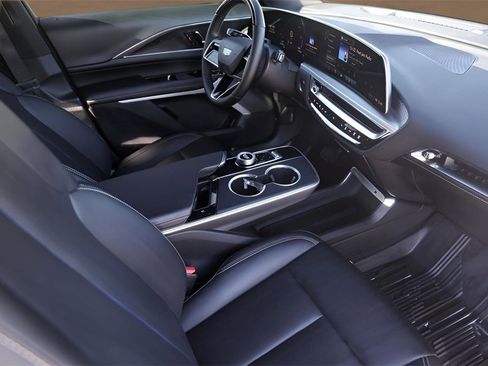 Used 2024 Cadillac Lyriq Luxury w/ LPO, Floor Liner Package image 29