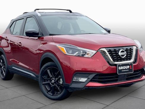Used 2020 Nissan Kicks SR w/ SR Premium Package FWD image 3