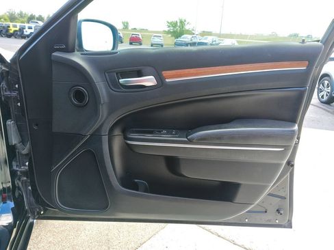 Used 2017 Chrysler 300 C Platinum AWD/4WD image 17
