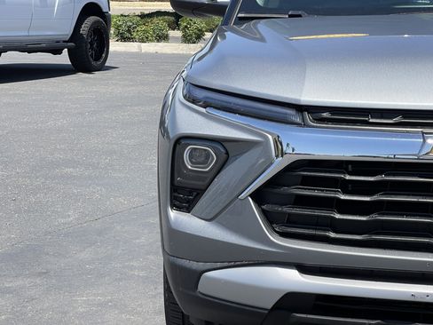 Used 2024 Chevrolet TrailBlazer LT FWD image 3