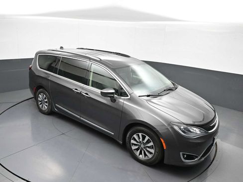 Used 2020 Chrysler Pacifica Touring-L Plus FWD image 39