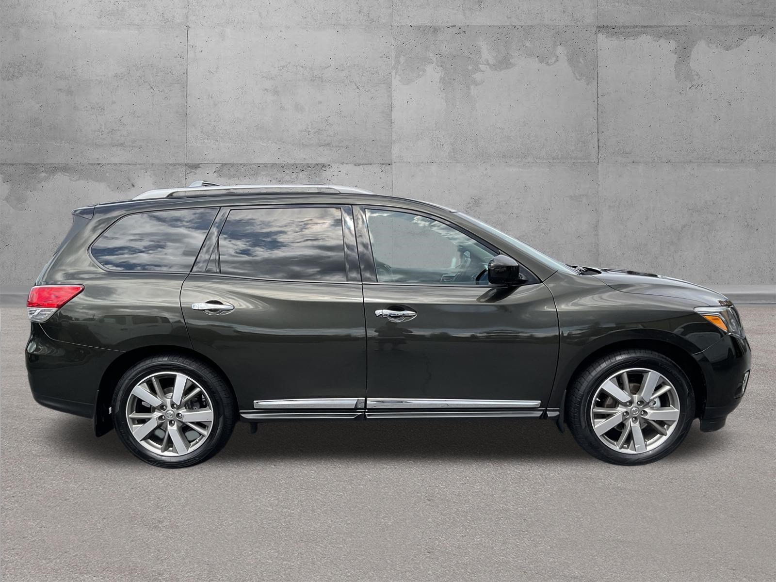 Used 2015 Nissan Pathfinder Platinum FWD image 2