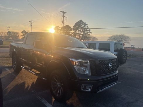 Used 2019 Nissan Titan PRO-4X w/ Pro-4x Convenience Package image 3