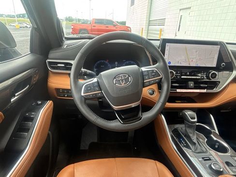 Used 2025 Toyota Highlander Platinum AWD/4WD image 3