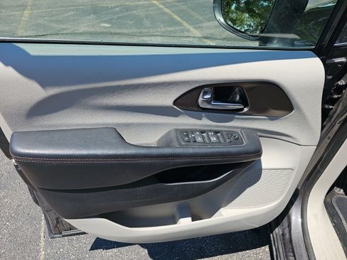 Used 2019 Chrysler Pacifica Touring Plus w/ Advanced Safetytec Group FWD image 18