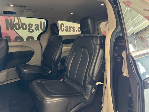 Used 2023 Chrysler Pacifica Touring-L FWD image 20