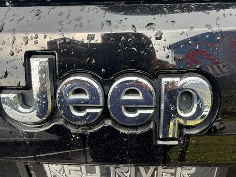 Used 2021 Jeep Grand Cherokee Laredo image 12