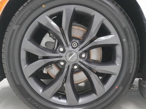 Used 2020 Chrysler Pacifica Touring-L Plus image 35