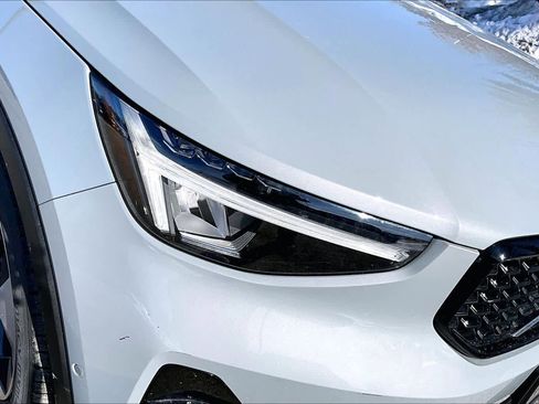 Certified 2024 Volvo XC40 B5 Plus w/ Protection Package Premier image 26