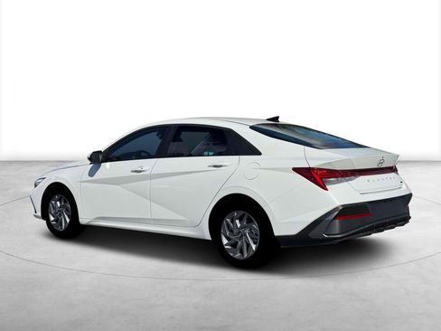 New 2026 Hyundai Elantra Hybrid FWD image 4