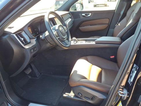 Used 2022 Volvo XC60 B5 Momentum image 10