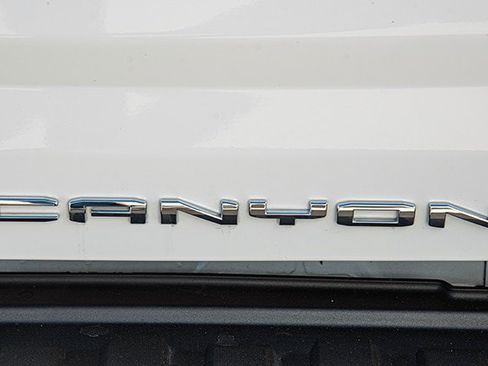 Used 2022 GMC Canyon Denali image 18