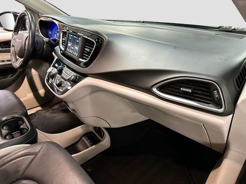 Used 2018 Chrysler Pacifica Touring-L w/ Tire & Wheel Group FWD image 31