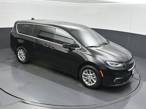 Used 2026 Chrysler Pacifica Select FWD image 35