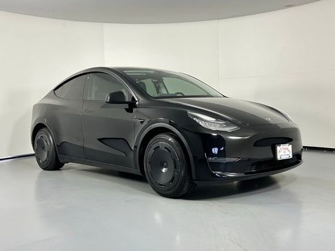 Used 2021 Tesla Model Y Long Range image 1