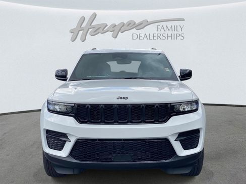 Used 2024 Jeep Grand Cherokee Altitude AWD/4WD image 11