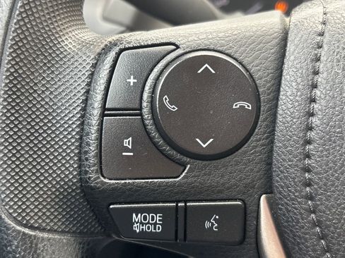 Used 2018 Toyota RAV4 LE image 17