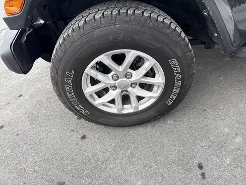 Used 2023 Jeep Gladiator Sport image 11