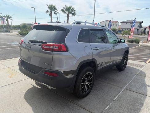 Used 2018 Jeep Cherokee Limited AWD/4WD image 6