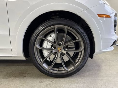 Certified 2023 Porsche Cayenne Turbo AWD/4WD image 15