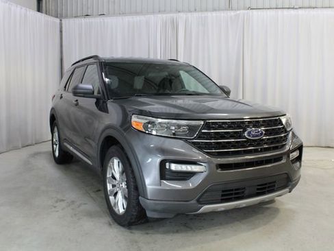 Used 2020 Ford Explorer XLT w/ Equipment Group 202A AWD/4WD image 37