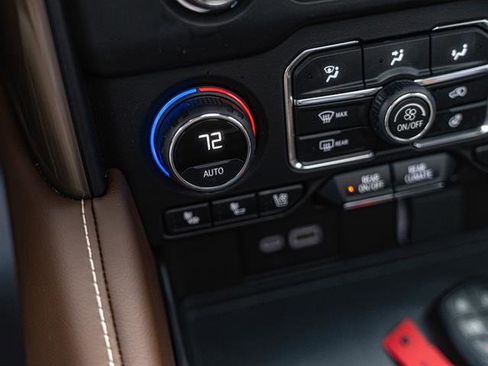 Used 2024 Chevrolet Suburban High Country w/ Advanced Technology Package image 19