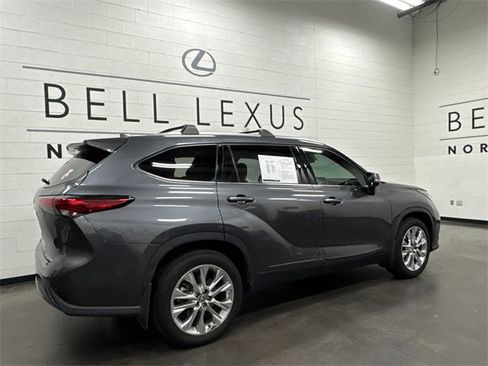Used 2020 Toyota Highlander Limited image 3