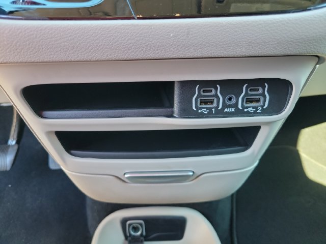 Used 2024 Chrysler Pacifica Touring-L FWD image 25