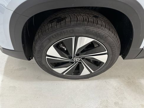 New 2026 Volkswagen Taos SE image 11