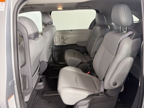 Used 2021 Toyota Sienna XLE image 7