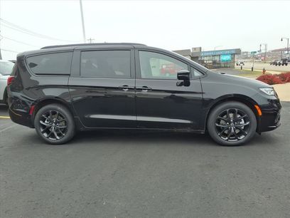 New 2026 Chrysler Pacifica Select w/ S Appearance Package