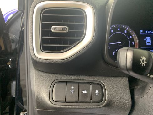 Used 2022 Hyundai Venue SEL FWD image 16
