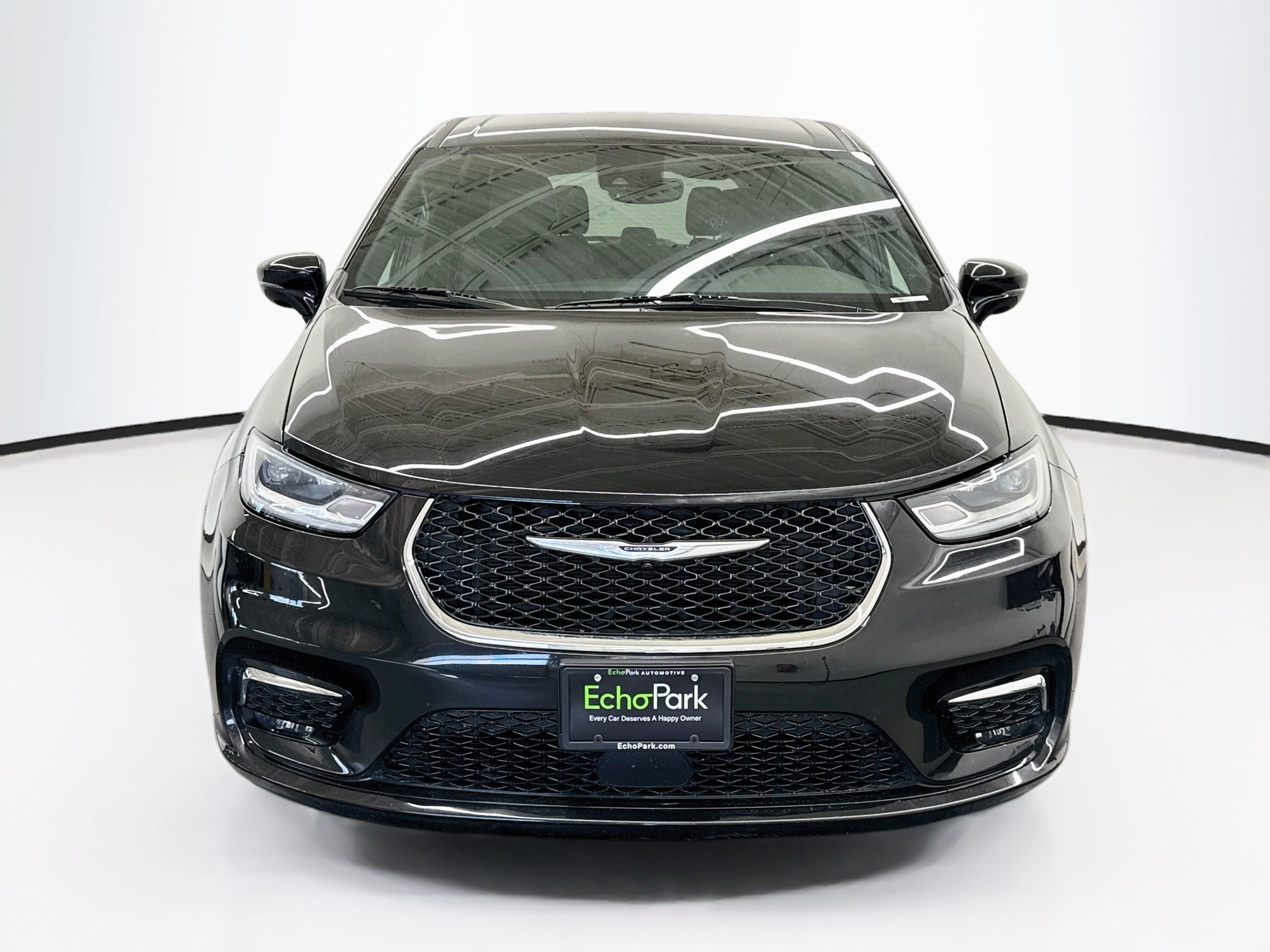 Used 2025 Chrysler Pacifica Select FWD image 2